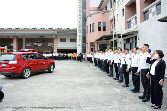 屏東縣長周春米(右)帶領消防弟兄，向殉職4名勇消敬禮。(林和生攝)
