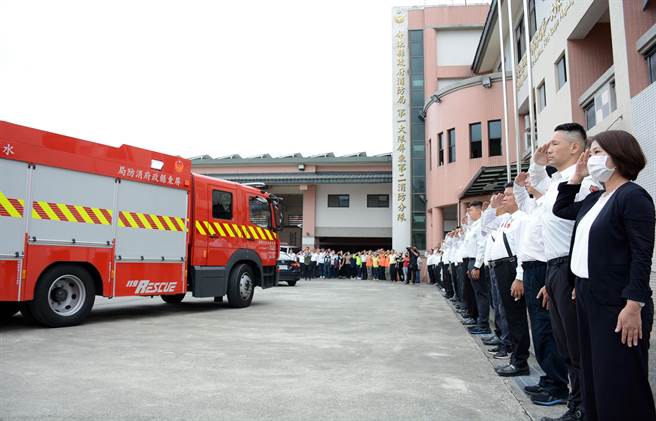 屏東縣長周春米(右)帶領消防弟兄，向殉職4名勇消敬禮。(林和生攝)