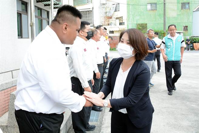 屏東縣長周春米(右)一一為屏二分隊消防員加油打氣。(林和生攝)