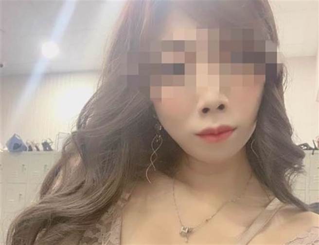 爆乳妹酒驾撞死妇人，还翘脚滑手机打卡：「搞了一个大阵仗。」（图／翻摄自脸书）