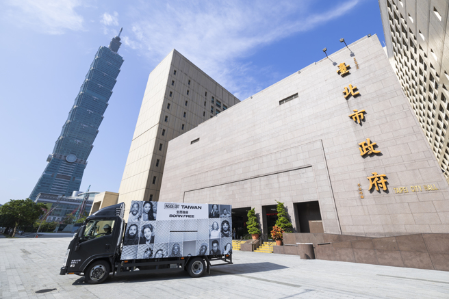 今年白昼之夜由法国街头影像艺术家 JR 发起的全球艺术计画《Inside Out Project》率先开跑，召集群眾在公共场所拍摄及张贴巨型的个人黑白相片，转化为公共艺术作品。（图／白昼之夜主办提供）