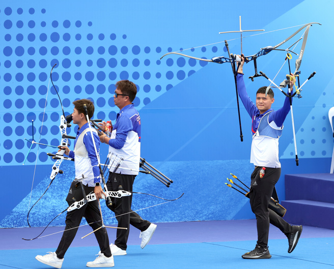 中华队射箭好手汤智钧（右）、雷千莹（左）在杭州亚运反曲弓混合团体赛止步8强。（中华奥会提供）