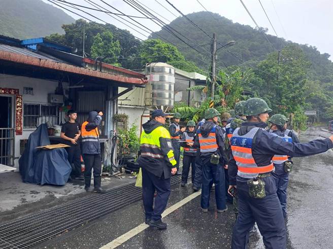新城分局和平派出所配合秀林乡公所应变中心，到和中、到仁部落做预防性撤离。（新城警分局提供／王志伟花莲传真） 