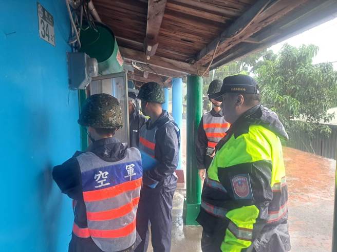 新城分局和平派出所配合秀林乡公所应变中心，到和中、到仁部落做预防性撤离。（新城警分局提供／王志伟花莲传真） 