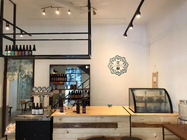 「花酵」虽是精酿啤酒餐厅，也提供蓝染体验、酿酒课程、渍物工作坊等多样活动（图片来源：高雄市客家事务委员会提供）