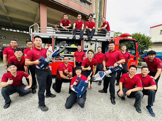 2023年10月4日桃园市／桃园市八德消防分队获赠市价百万元的消防器材，包括Lucas防水电动油压剪、撑开器及推顶杆。（八德消防分队提供／陈梦茹桃园传真）