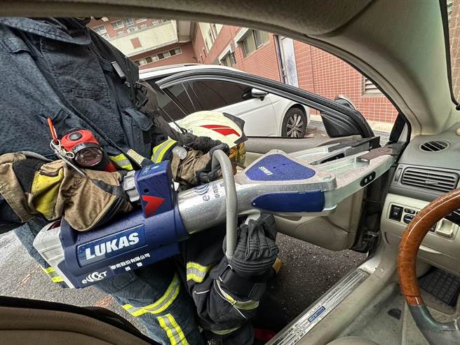 2023年10月4日桃园市／泰奇股份有限公司董事长康小姐利用父亲留下的财产，购置市价高达150万元的德国进口三用防水电动破坏剪并赠与八德消防分队。（八德消防分队提供／陈梦茹桃园传真）