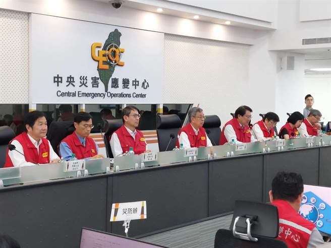 小犬颱风来势汹汹，行政院长陈建仁今午视察中央灾害应变中心，指示各县市政府做好防颱工作，勿掉以轻心。（消防署提供）