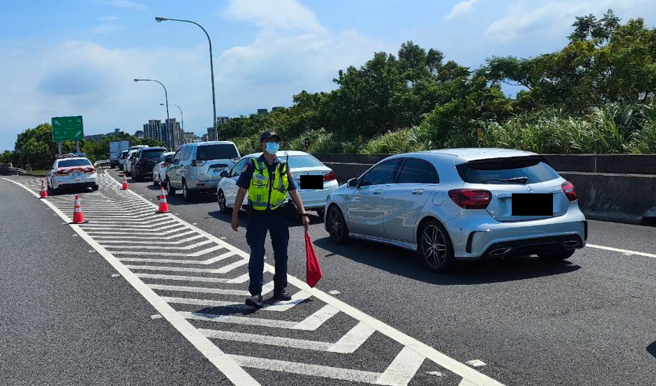 国庆4天连假即将展开，为确保交通顺畅，国道警加强疏导及违规取缔。（警方提供）