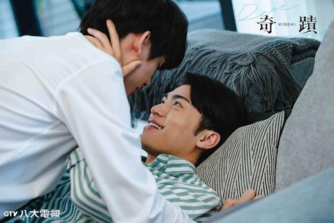 徐愷（下）、林毓桐為了《奇蹟》，把「第一次都獻給了對方」。（八大提供）