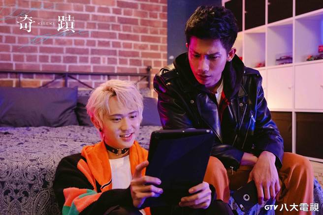 陳柏文（右）與姜典吻戲默契極佳。（八大提供）