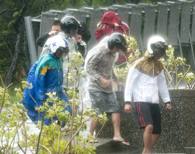 文化大学宣布，5日校本部持续採远距教学。图为过去文化大学学生顶着风雨上学的画面（资料照／陈振堂摄）
