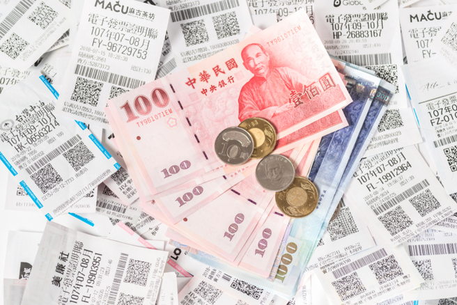 统一发票清册出炉，幸运儿花2元就中奖。（图／shutterstock）