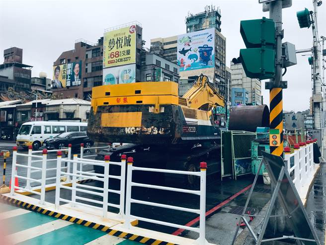 基隆市污水下水道工程进入仁爱区，预估今年12月左右，会施工到庙口夜市及爱四路夜市一带。（张志康摄）