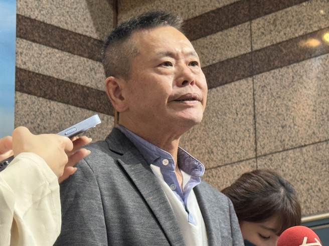 针对蓝白合，国民党立委林为洲受访时则直言，个人认为「比较悲观」，因为知易行难，做起来不容易，「国民党当正的就没问题，当副的就等于换柱再一次」，要打破很多框架。（李奇叡摄）