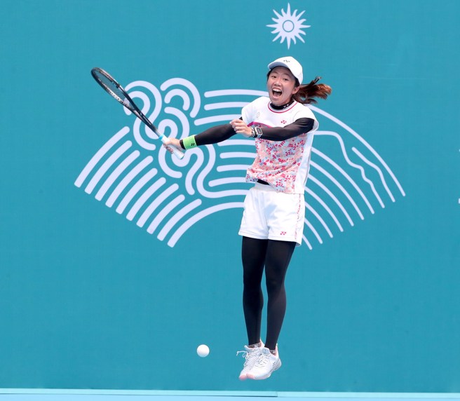 郑竹玲赢下中华队在金牌战的第2点，不禁高兴跳了起来。(郑任南摄)