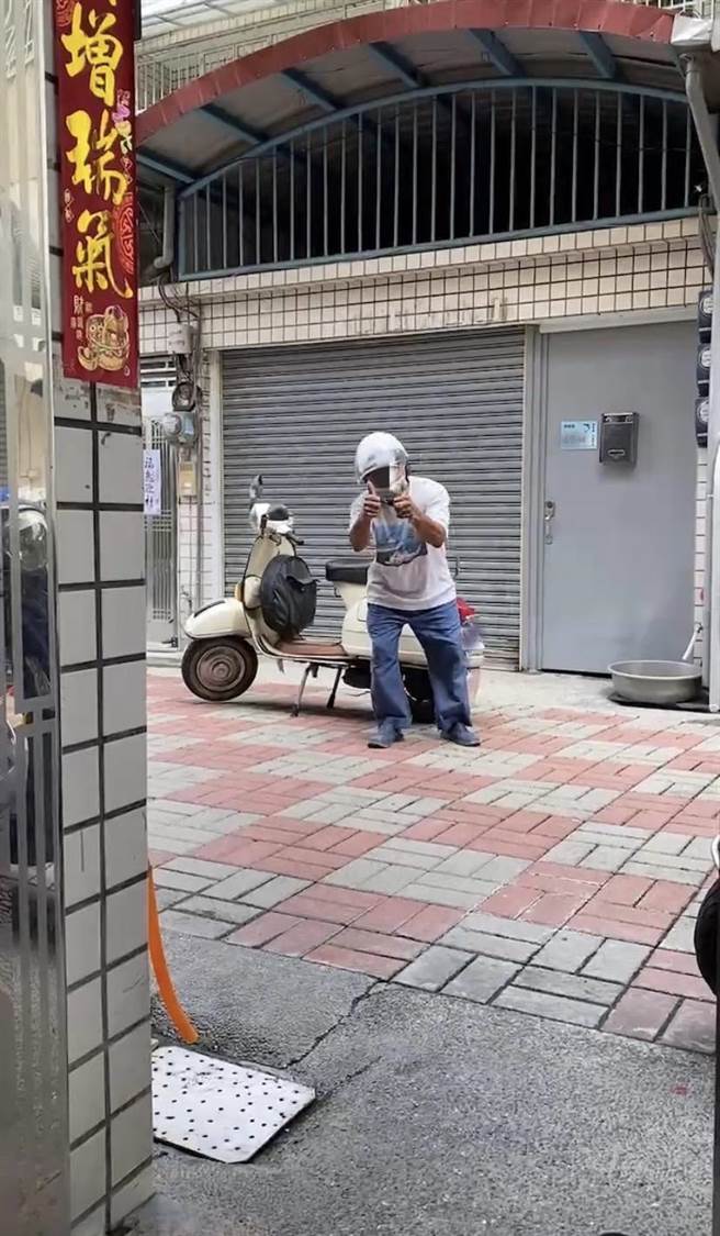 曾翁4日上午又再次发动机车，且对陈女比讚，颇有挑衅意味，并造成陈女无法睡觉，陈女下午至东港所提告。（警方提供／谢佳潾屏东传真）