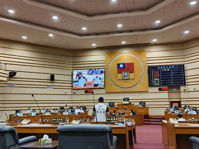 嘉义市议员陈家平询问市长黄敏惠铁路高架化配合款问题。（廖素慧摄）