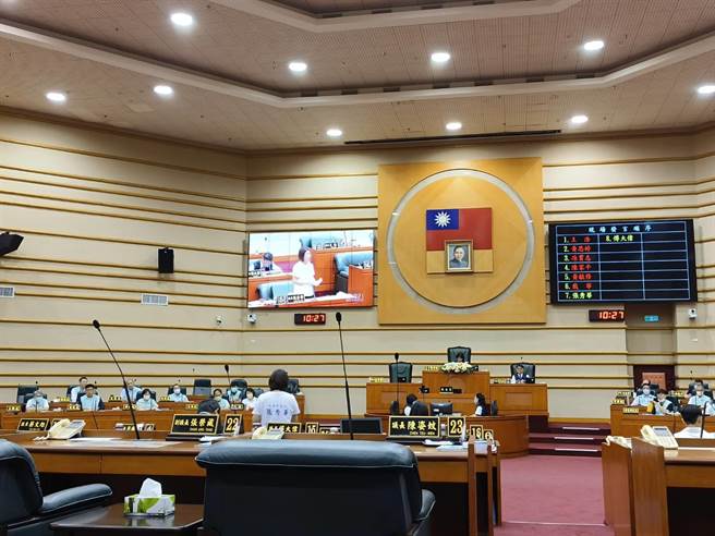 嘉义市议员张秀华询问市长黄敏惠铁路高架化配合款问题。（廖素慧摄）