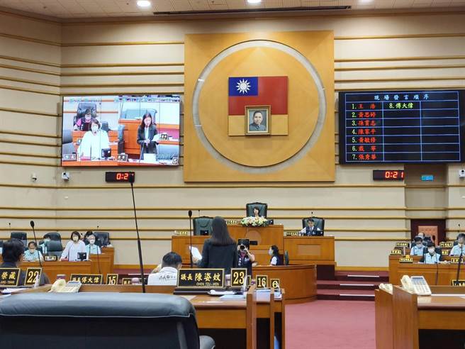 嘉义市议员戴寧询问市长黄敏惠铁路高架化配合款问题。（廖素慧摄）