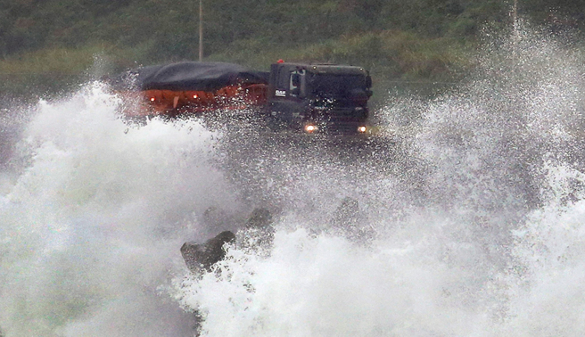 小犬颱風來勢洶洶，目前暴風圈已經觸陸。（示意圖／記者范揚光攝影）