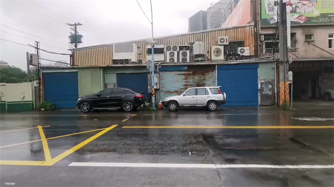 桃园龟山新兴冷冻食品公司遭食药署查获进口美猪产地却标示加拿大猪，业者大门深锁。(蔡依珍摄)