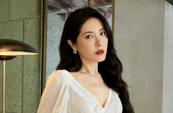 女星曾黎外表艷麗，學生時期被譽美過章子怡。（圖／微博）