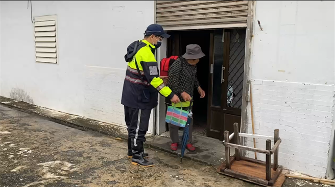 小犬颱风逼近，虽然靠海的花莲县丰滨乡目前暂无灾情传出，但乡公所考量乡亲安危，仍撤离收容51人。（丰滨乡公所提供／罗亦晽花莲传真）