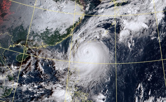 小犬来袭东南部首当其衝，台东县明停班停课。（中央气象署提供）