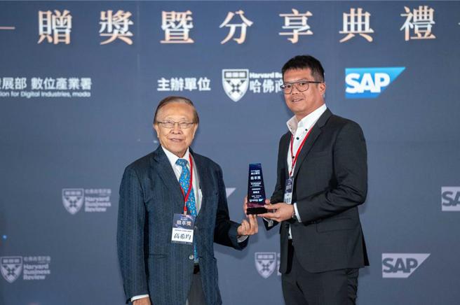 世丰螺丝总经理陈俊彦（图右）总经理陈骏彦推动公司转型，获得「2023数位转型鼎革奖」之领袖奖肯定。图／世丰螺丝提供