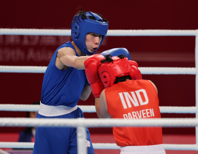 中华女子拳击好手林郁婷（左）击败印度选手，成功闯进杭州亚运女子57公斤级金牌战。（中华奥会提供／黄邱伦传真）