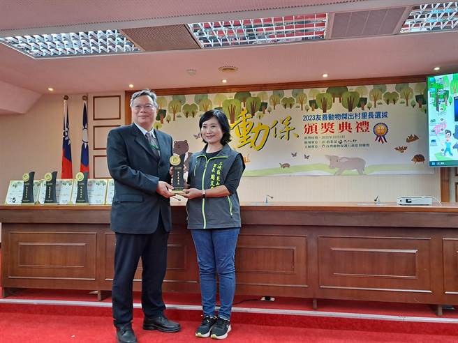 新北市三峽區里長周文美獲頒2023友善動物傑出村里長獎。（新北市動保處提供）