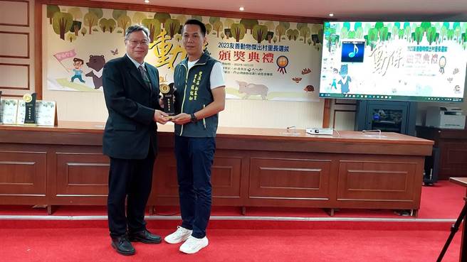 新北市雙溪區里長蘇虹如獲頒2023友善動物傑出村里長獎。（新北市動保處提供）
