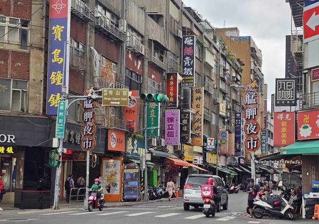 万华人走过SARS、挺过新冠疫情。（游定刚拍摄）