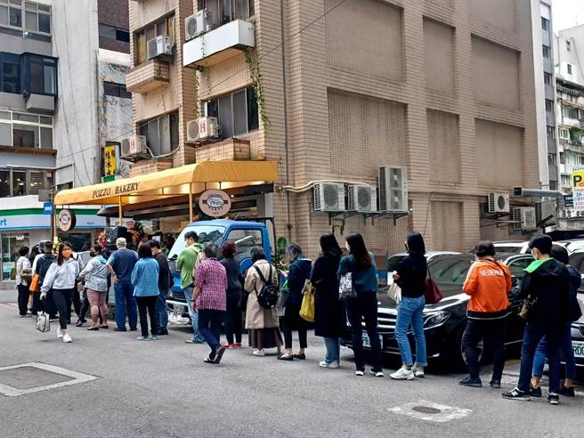 去年10月迁移新址的「普诺麵包坊．忠孝店」，1年来客数突破25万人次，人气不受搬家影响。（陈韵萍摄）