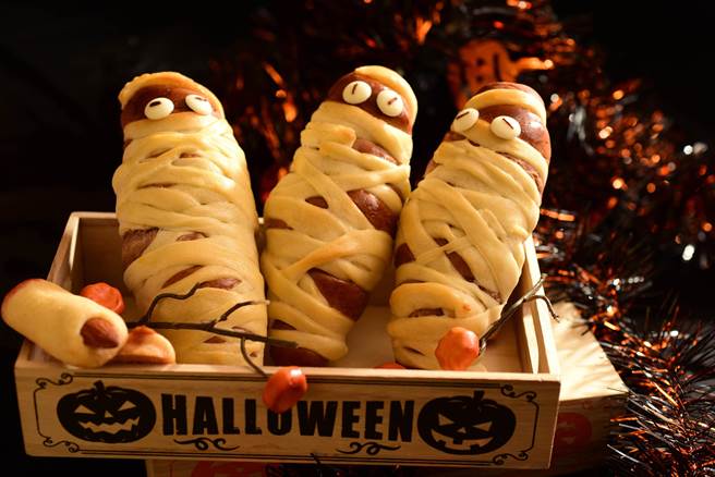 外表Q萌的「热狗木乃伊」则是以2种麵团包裹而成，咸香口味深受不吃甜食客人喜爱。（普诺麵包坊提供）