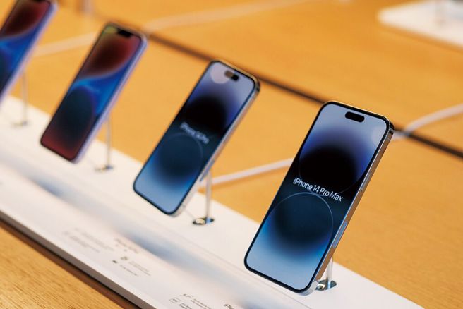 iPhone 15新机价格高、等待时间长，买二手机成了不少中国消费者的选择，连带使得二手机价格上涨。(示意图/达志影像)