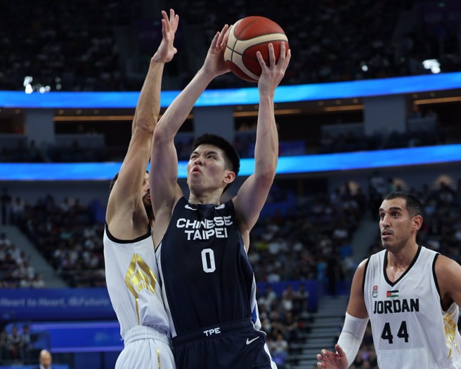 林庭谦切入上篮遭到约旦球员贴身防守。(中华奥会提供)