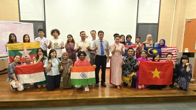 国立金门大学第二届「新南向菁英专班」今日举行开训典礼，来自6国境外生着传统服饰相见欢。(于家麒摄)