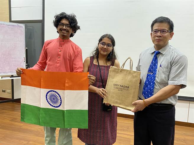 来自印度的境外生代表还特别带来母校的伴手礼，送给金大校长陈建民(右)留念。(于家麒摄)