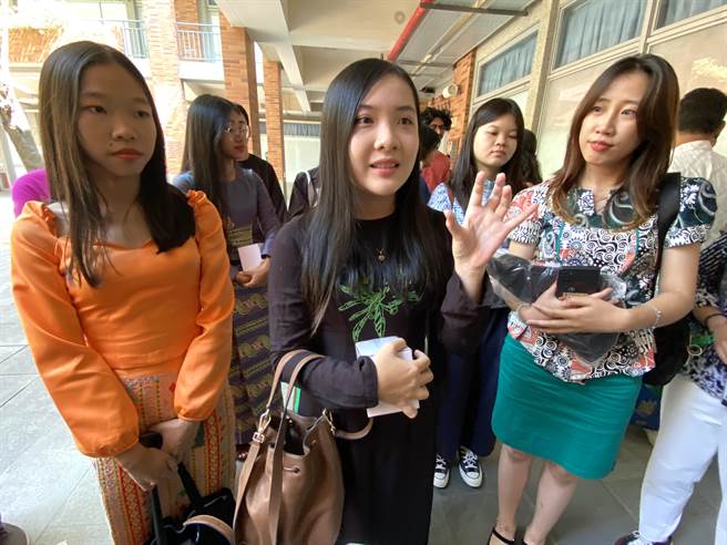 来自越南的境外生郑艷昙(中)表示，金门人情味丰厚且纯朴，一来就已爱上了这片土地。(于家麒摄)