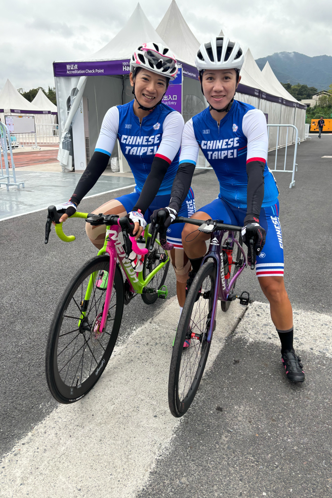 黄亭茵(左)和萧美玉(右)在杭州亚运女子公路赛双双骑进前十。(圆创运动行销提供／黄邱伦传真)