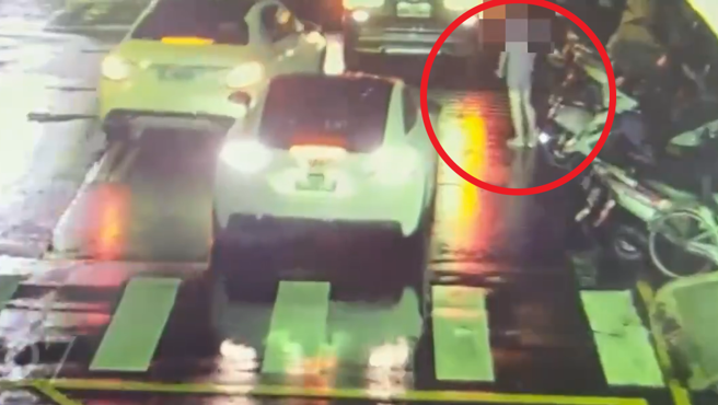 范姓男子為了討15萬元，利用梁姓女友人（紅圈處）使出美人計。（翻攝畫面）