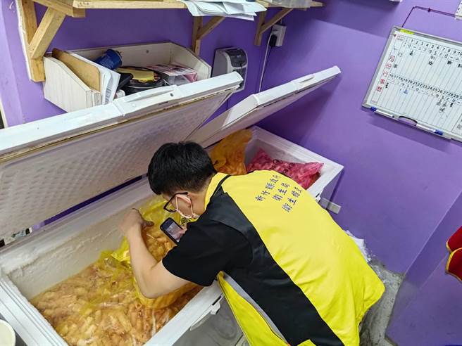 新竹县卫生局人员前往7下游餐饮店稽查，业者已配合厂商回收出包冷冻猪火锅肉片，无发现该批问题产品。（新竹县府提供／邱立雅竹县传真）