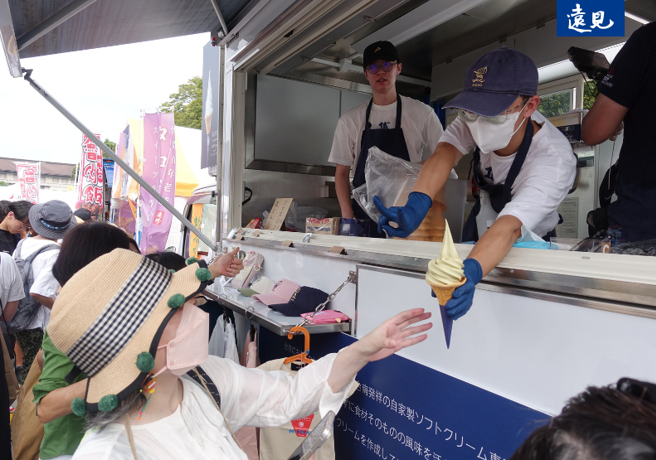 蜷尾家參加文總TaiwanPlus活動大受歡迎，日本人大排長龍就為了吃一支濃郁的冰淇淋。（圖/遠見提供）