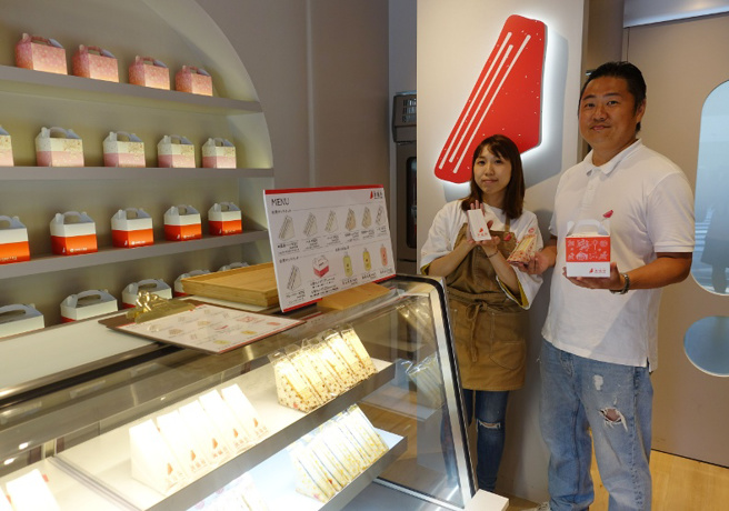 洪瑞珍日本代表取締役黃哲誠（右）每天親自張羅店面，洪瑞珍赴日四個月，每日可賣出超過700顆三明治。（圖/遠見提供）