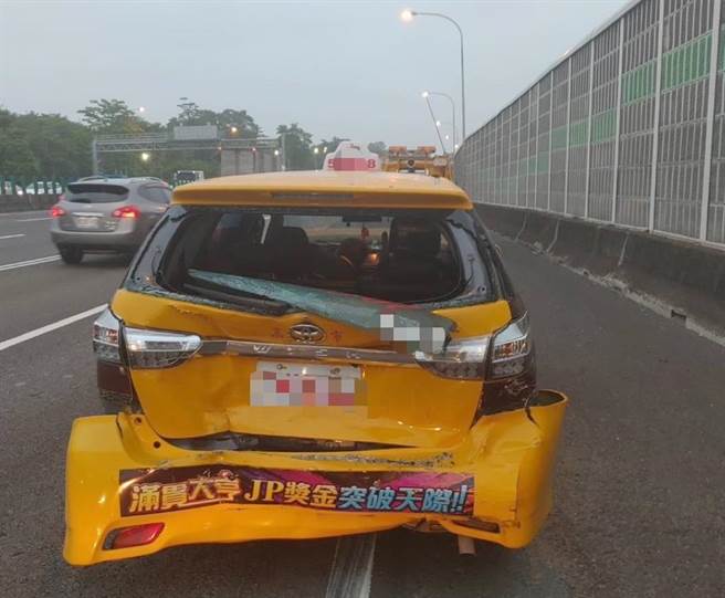 国道1号北向363.7公里鼎金路段于今（4）日下午4时许发生4辆大、小车碰撞交通事故，图为被撞的计程车。（翻摄照片／林瑞益高雄传真）