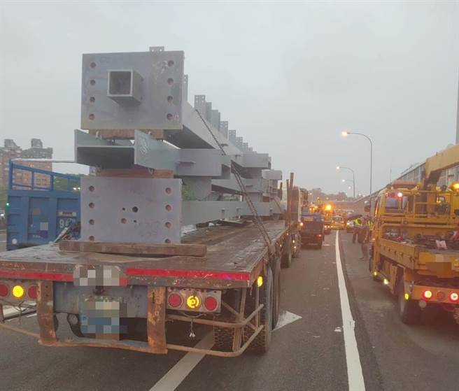 国道1号北向363.7公里鼎金路段于今（4）日下午4时许发生4辆大、小车碰撞交通事故，造成两人受伤送医，图为肇事的营业半联结车。（翻摄照片／林瑞益高雄传真）