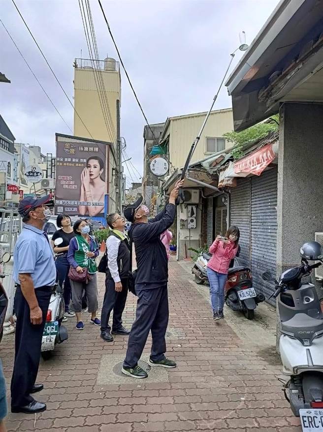 台南市政府提醒中西區民宿業者做好社區環境防疫，提供遊客安心旅遊的環境。(台南市政府提供／曹婷婷台南傳真)