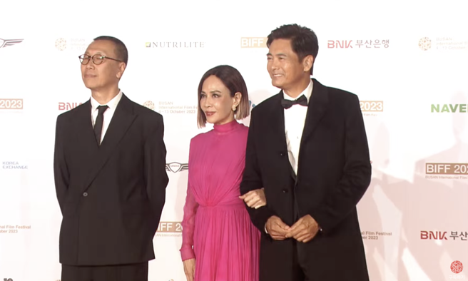 周润发获颁「亚洲电影人奖」，偕妻一起走上红毯。（图／摘自YouTube）